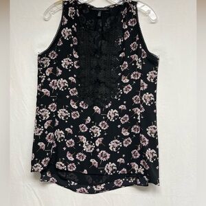 Y2K feminine BANANA REPUBLIC sleeveless top with Lace Bib Detail. Romantic!